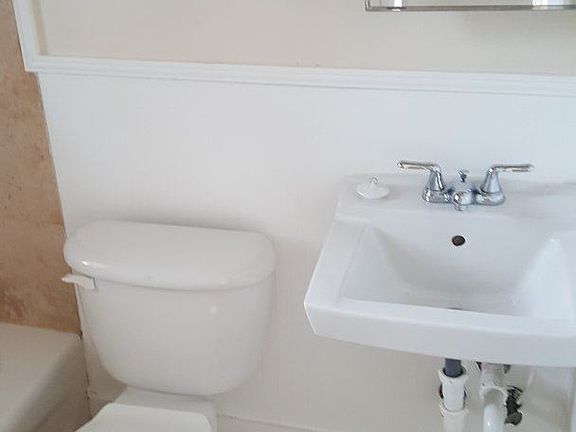 4th image of 427 NE 62nd St APT 12