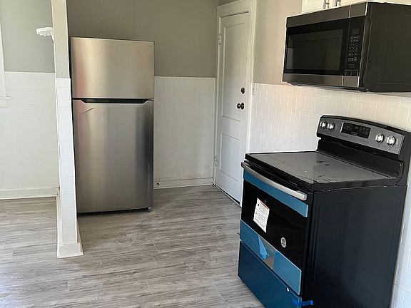 3rd image of 3720 Beatrice Dr #1
