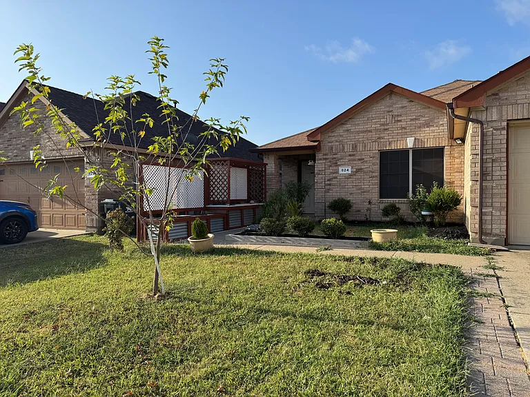 824 Mulder Dr — Photo 2
