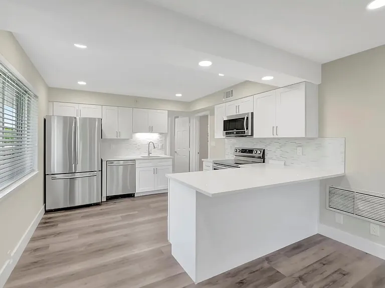 2180 NE 5th Cir — Photo 2