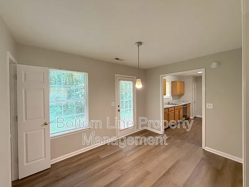 3 bed, 2.0 bath, 1006 sqft, $1,595 — Photo 3