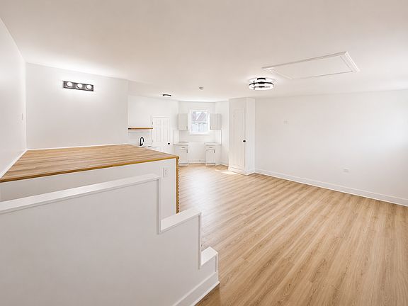 4th image of 1854 S Ashland Ave #4R