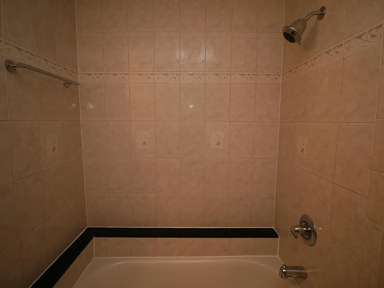 512 Suffield Dr — Photo 12