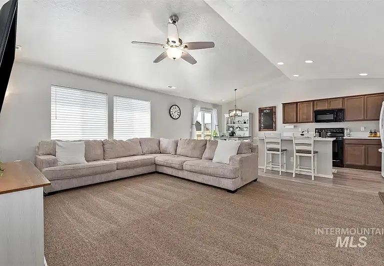 875 SW Crested St — Photo 14