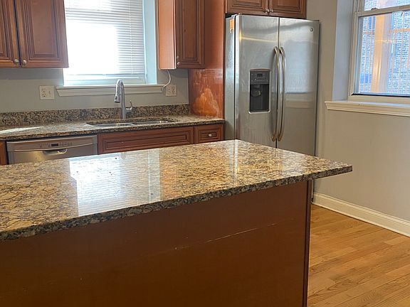 3rd image of 823 W Lawrence Ave #1
