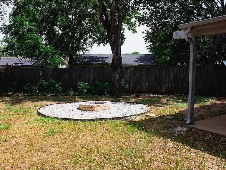 2305 Harvard Dr — Photo 5