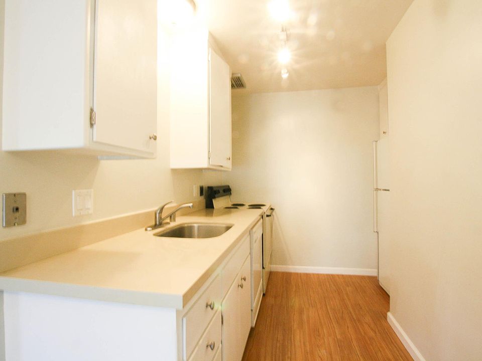1st image of 1901 Garden Dr APT 103