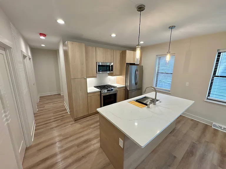 2212 N Cambridge Ave #2212 — Photo 2