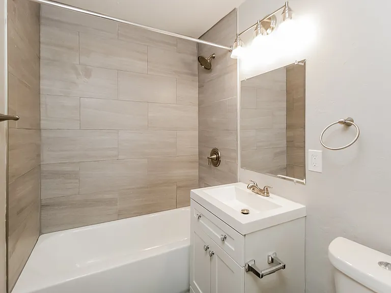 1581119_028_bathroom_13348833.jpg