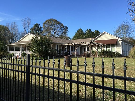Fenced Yard : Perfect for pets!