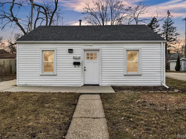 19454 Roscommon St, Harper Woods, MI 48225