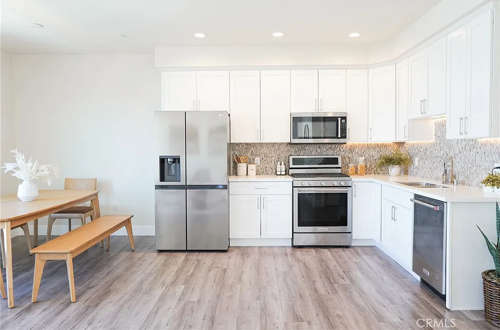 3 bed, 1327 sqft, $3,600 — Photo 4