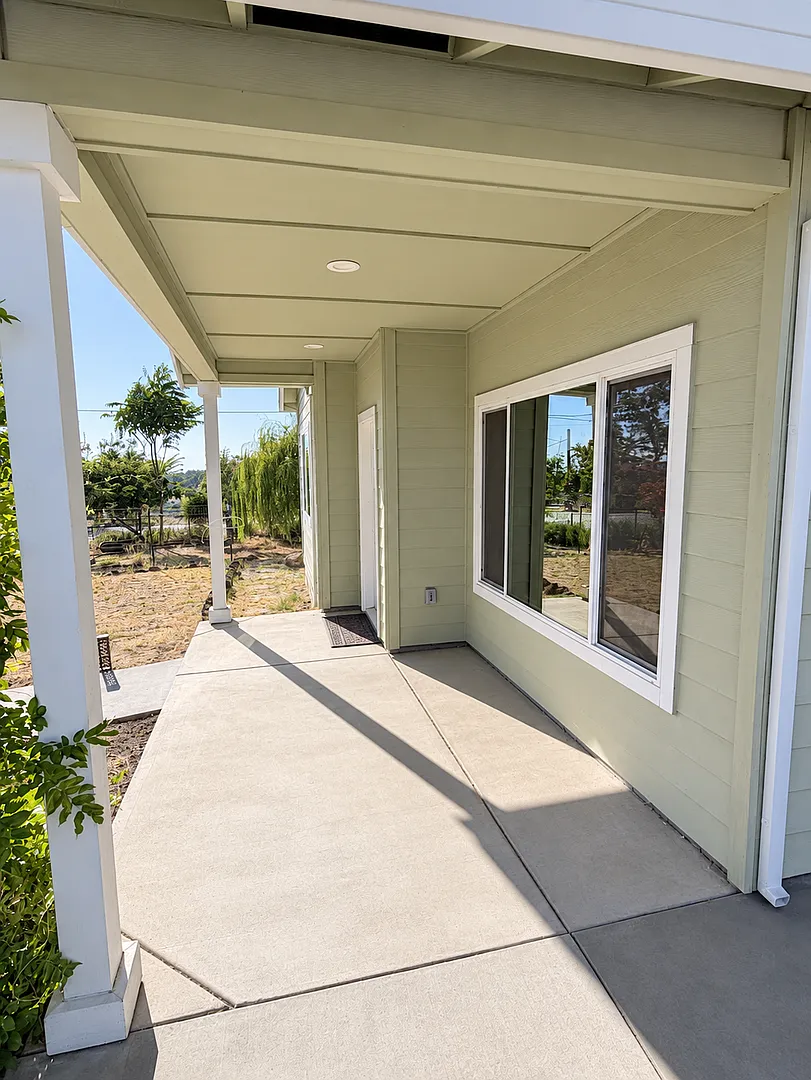 Spacious 3bed/ 2bath Corner-Lot Home w/ Solar & 2-Car Garage — Photo 4