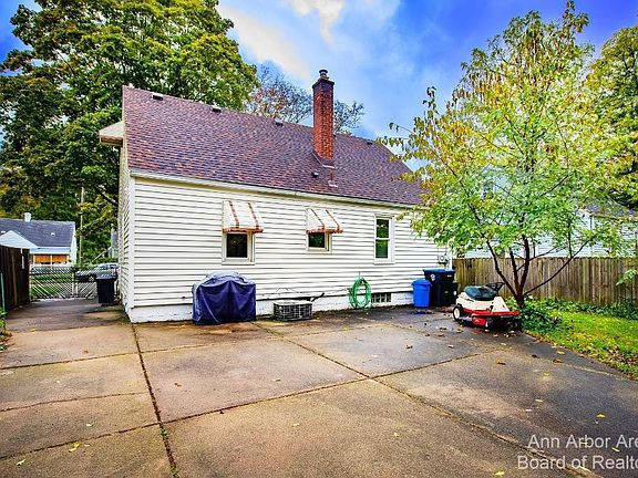 5th image of 709 Charles St