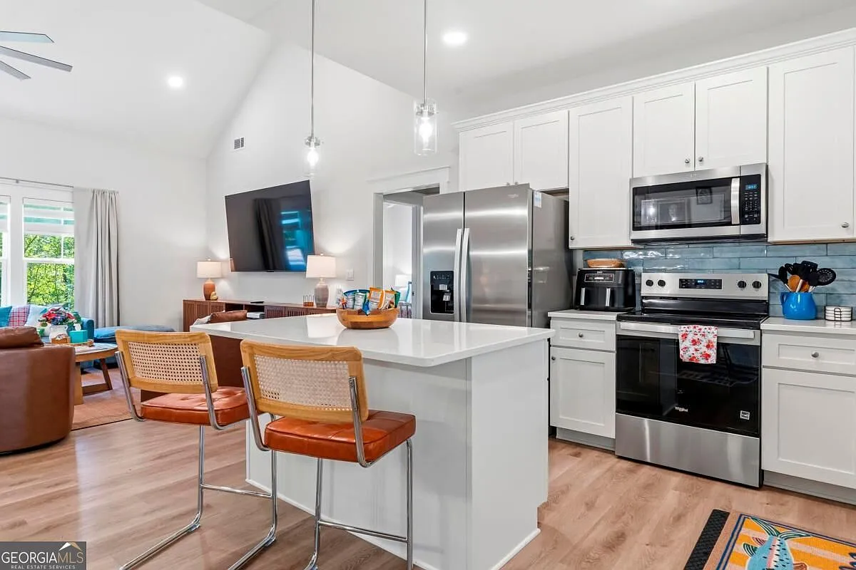 3 bed, 2.0 bath, 1450 sqft, $2,650 — Photo 4