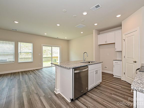 4th image of 512 Tayberry Ln