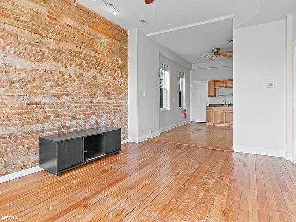 3rd image of 1871 N Sheffield Ave APT 2R