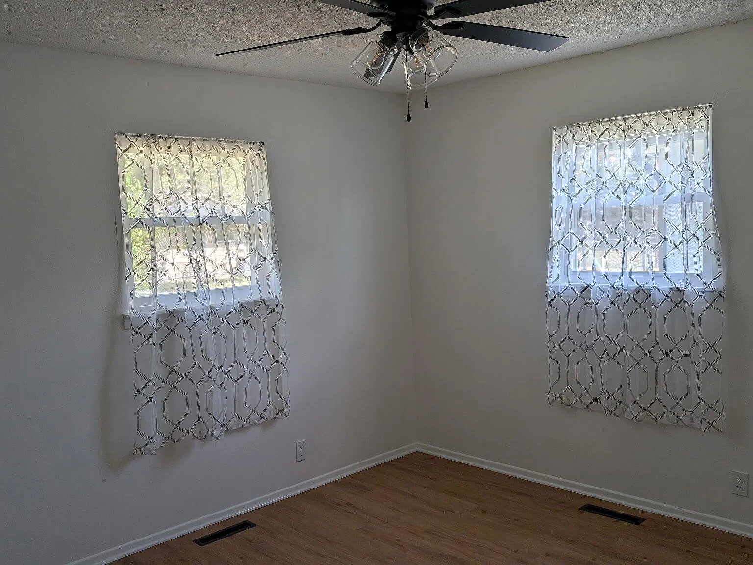 3 bed, 1.0 bath, 990 sqft, $1,250 — Photo 4