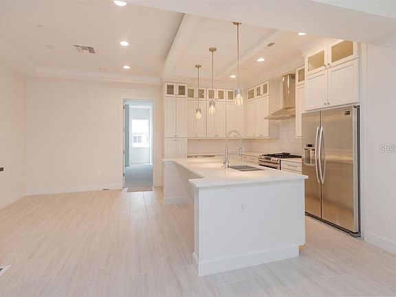 4th image of 470 Hazelnut Ct