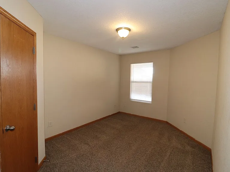 1607 Clover Dr — Photo 9