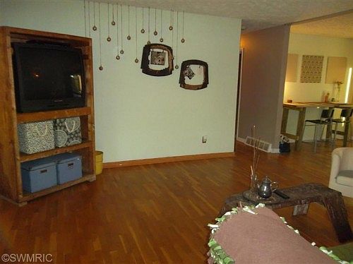 5th image of 4108 Winthrop Ave