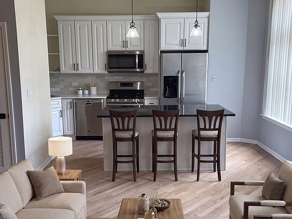 2nd image of 818 N Dearborn St APT 3F