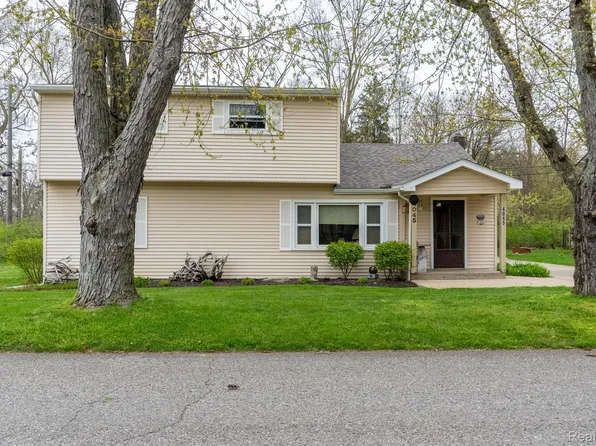 4045 Echo Dr, West Bloomfield, MI 48323