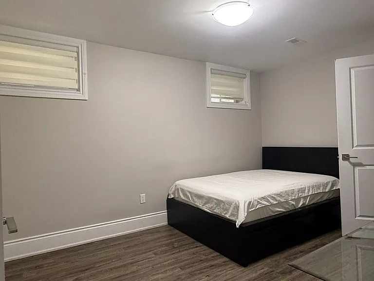 25 Westbourne Ave #BASEMENT — Photo 12