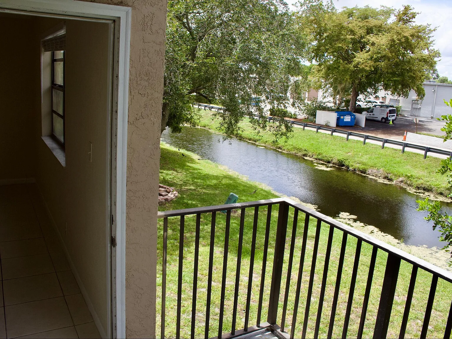 3 bed, 2.0 bath, 1090 sqft, $2,700 — Photo 2
