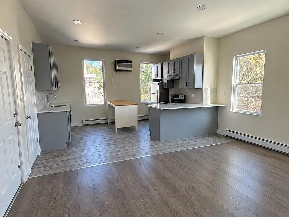 142 Driggs Ave #PENTHOUSE