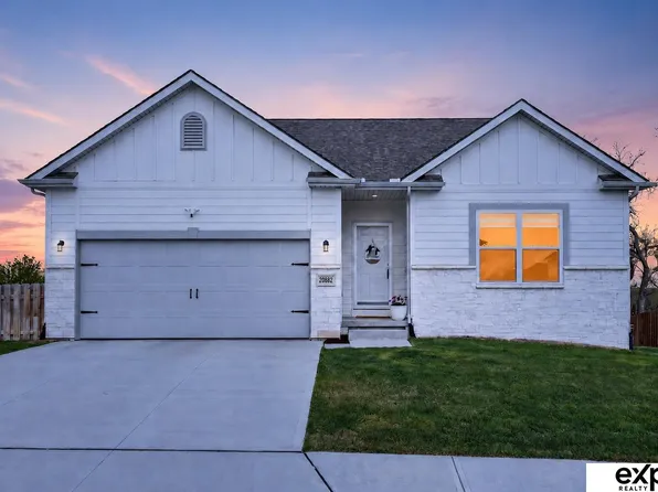 20882 Camelback Ave, Gretna, NE 68028