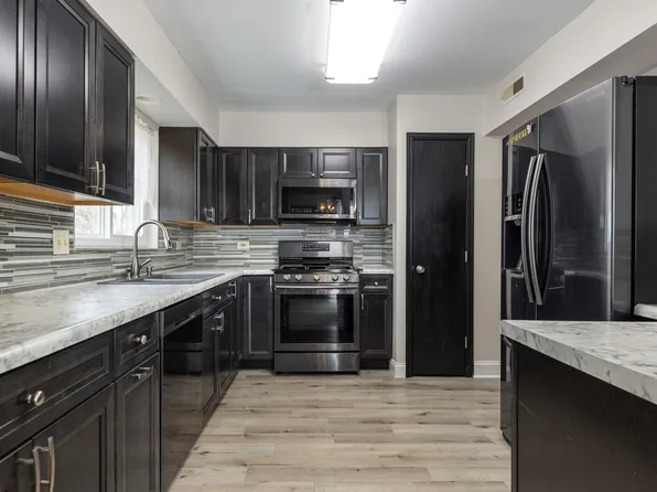 1263 Chalet Rd APT 211, Naperville, IL 60563
