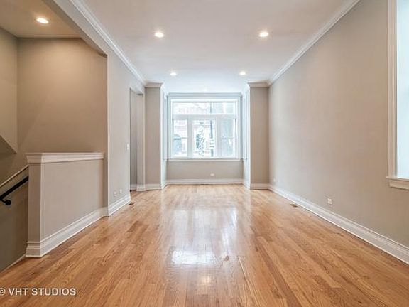 3rd image of 945 N Hoyne Ave #1