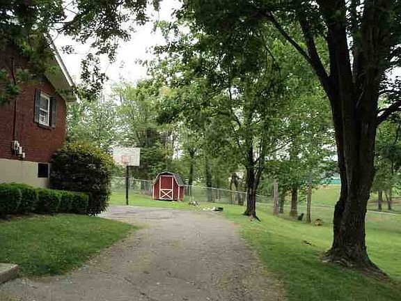 4th image of 323 Lakeview Dr