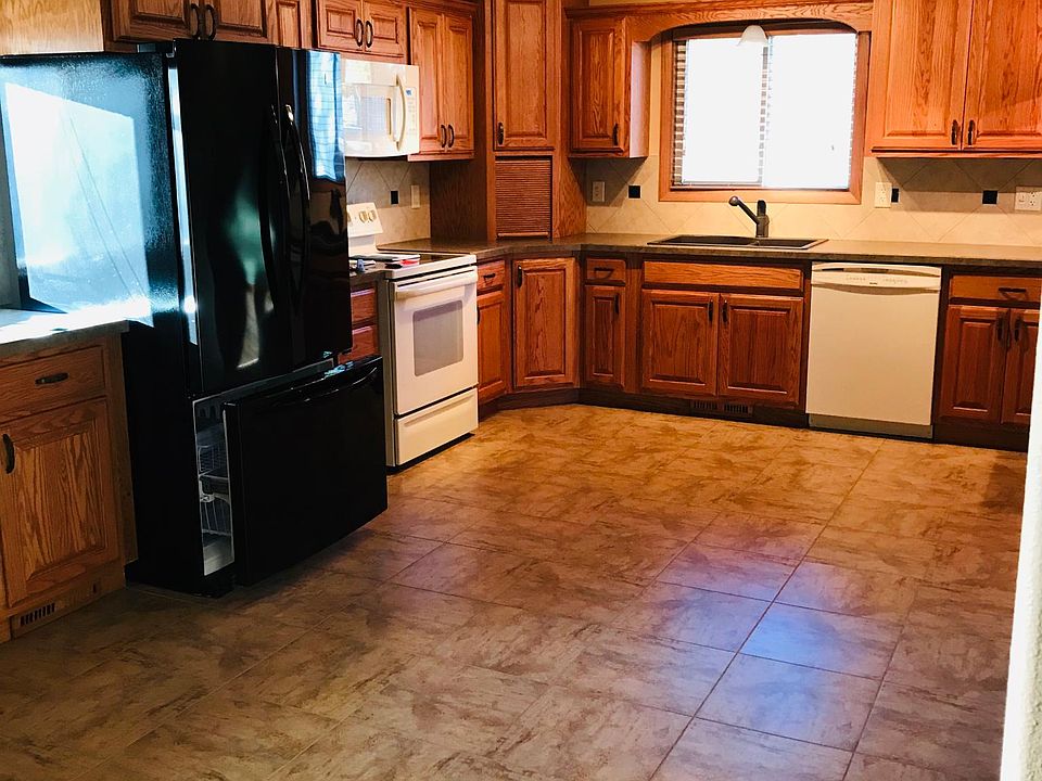 Beautiful and abundant oak cabinets. Tiled floors and washer/ dryer behind closer doors.