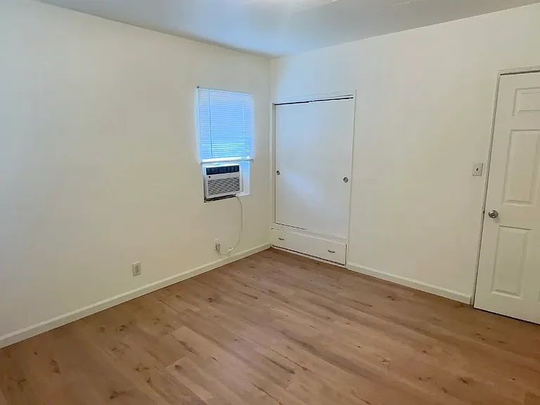 1151 S Avenue C — Photo 7