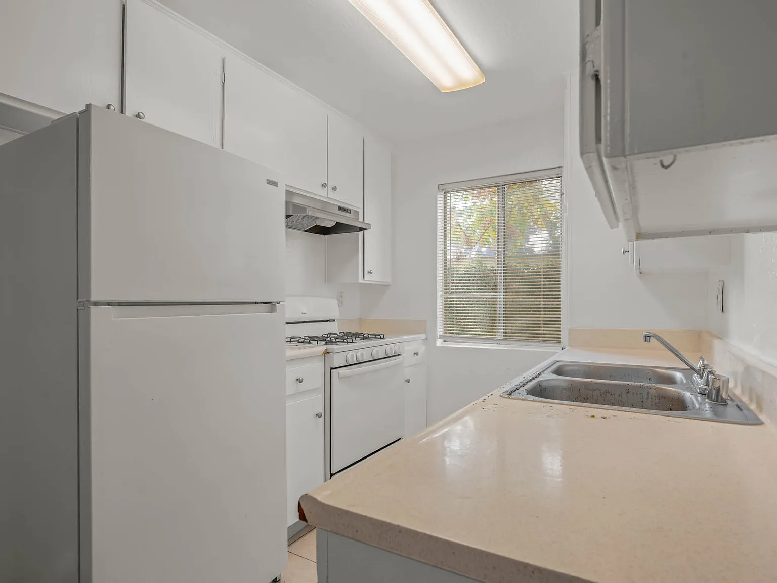5900 Reseda Blvd — Photo 4