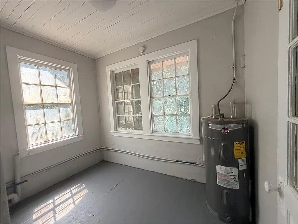 3 bed, 1.0 bath, 2454 sqft, $1,100 — Photo 4