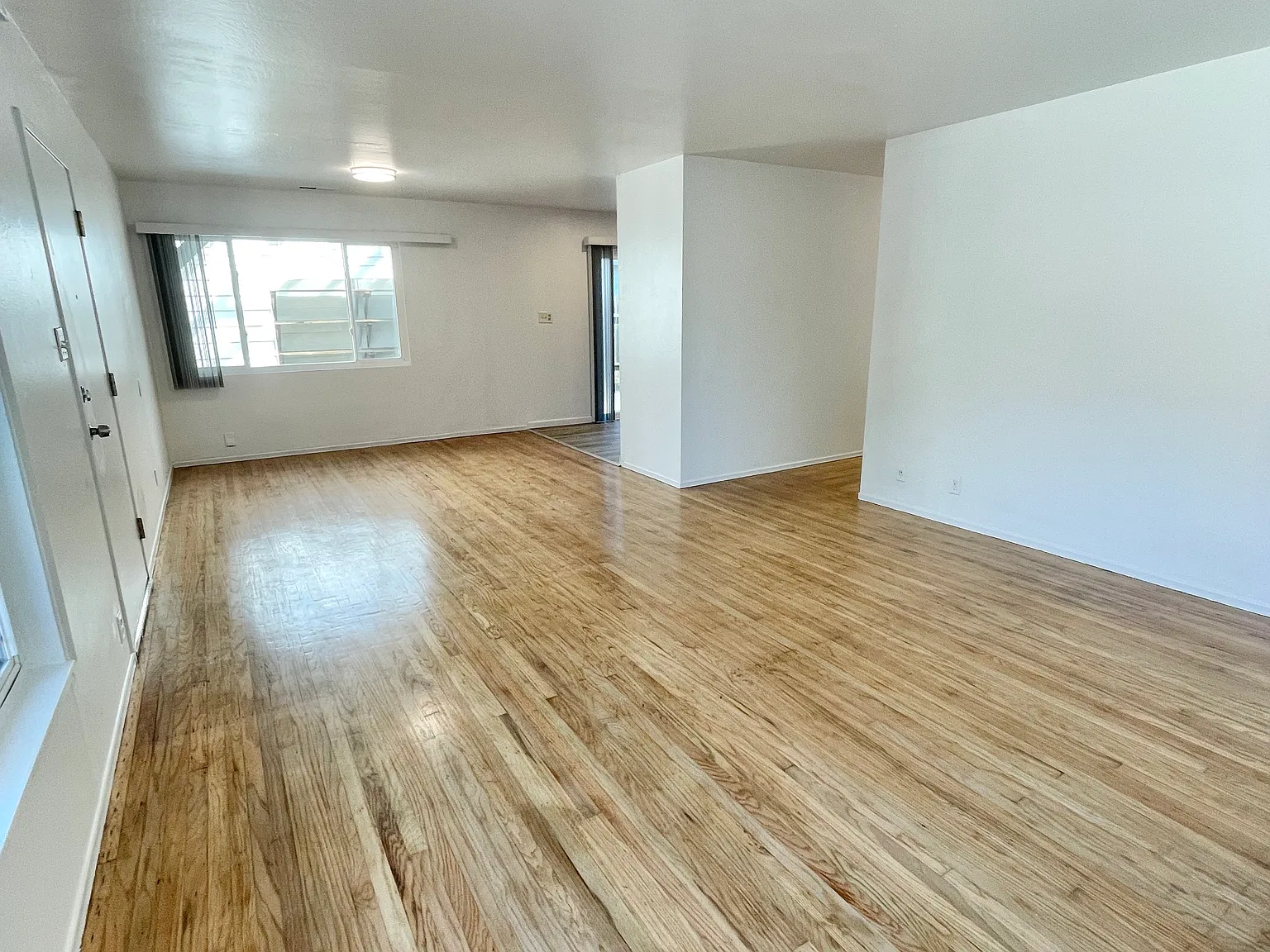 3 bed, 1040 sqft, $4,700 — Photo 4
