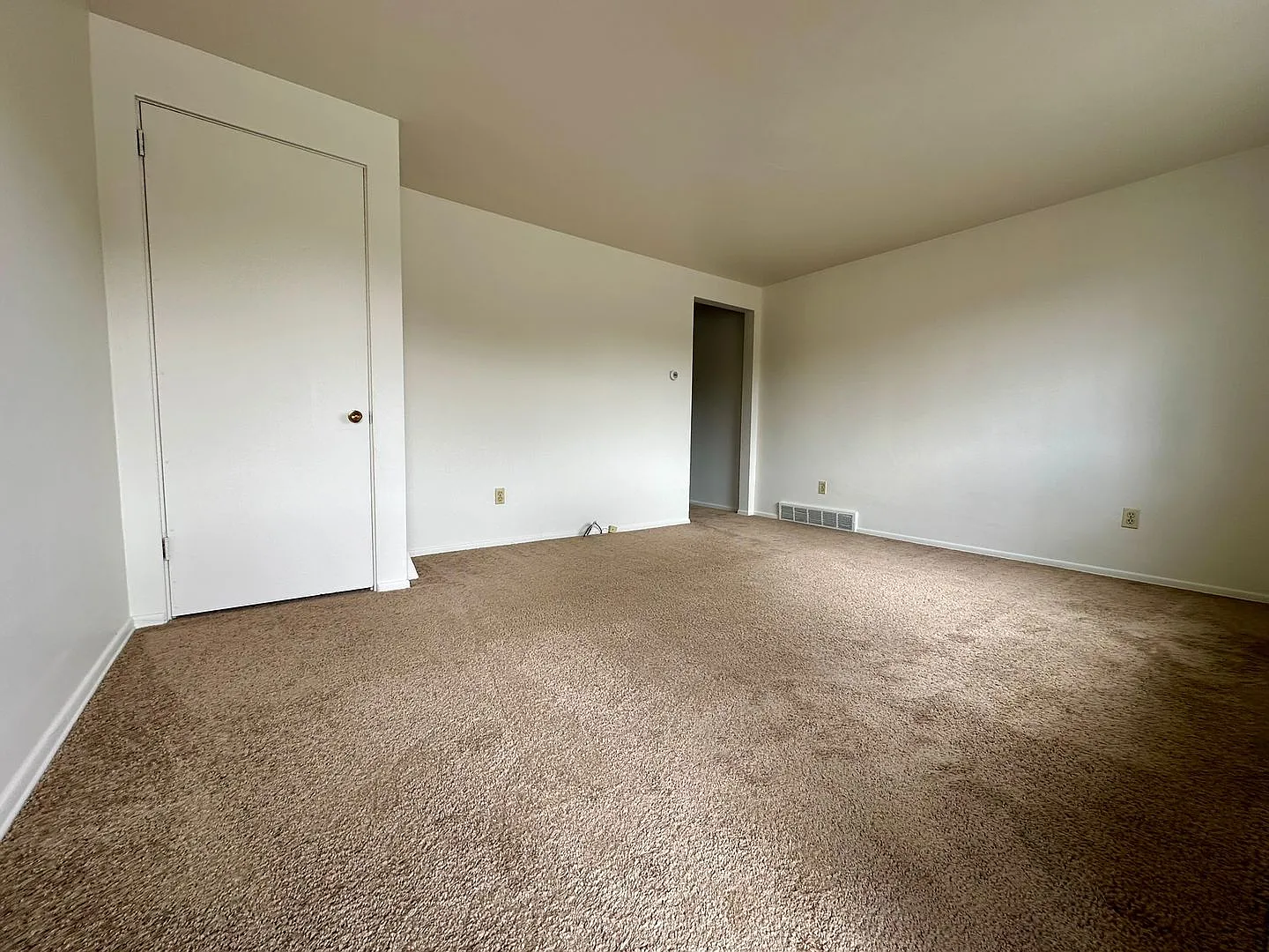 Spacious 2BR Townhome with Washer and Dryer Hook-ups & Yard! Call us Today for a Showing! — Photo 4