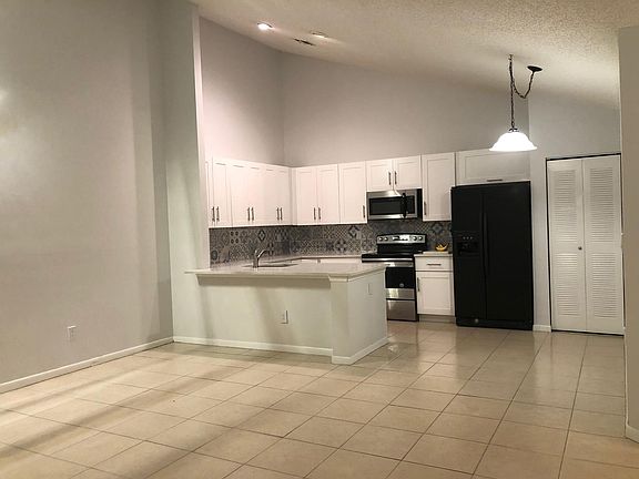 2nd image of 1211 Summit Place Cir APT C