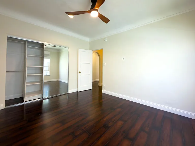137 S Roxbury Dr — Photo 9