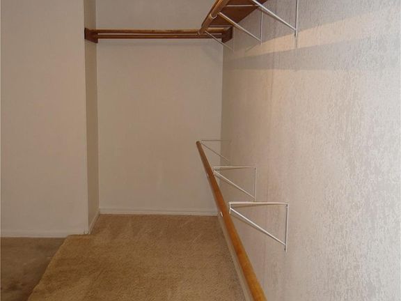 5th image of 305 Elmwood Dr