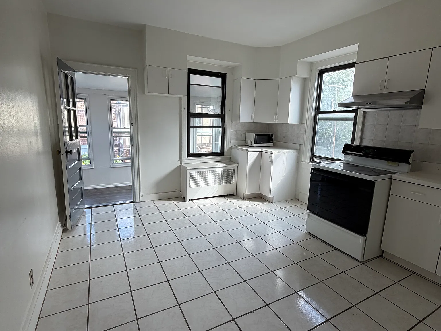 3 bed, 1000 sqft, $3,000 — Photo 2