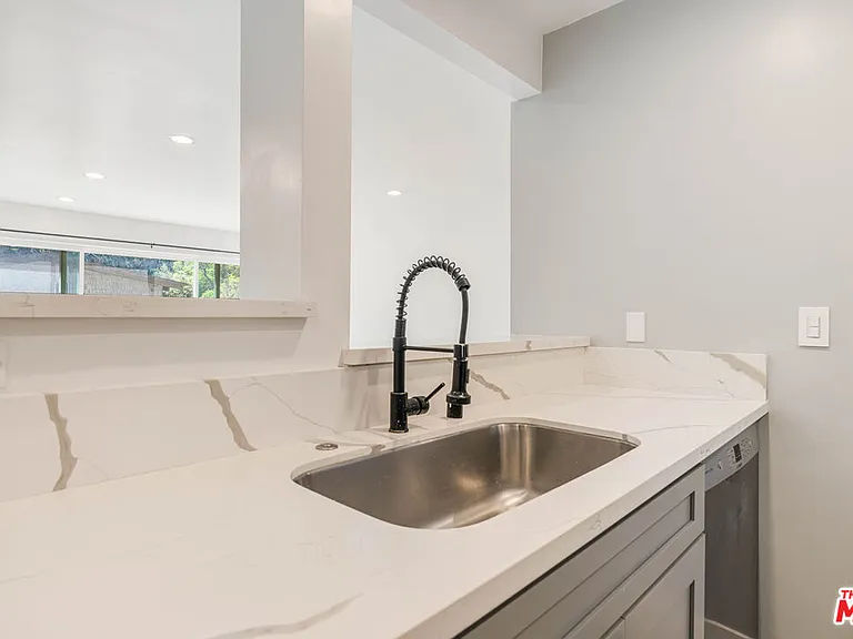 6275 Canterbury Dr #210 — Photo 12