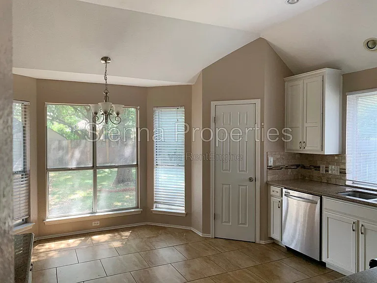 209 N Blue Ridge Pkwy — Photo 10