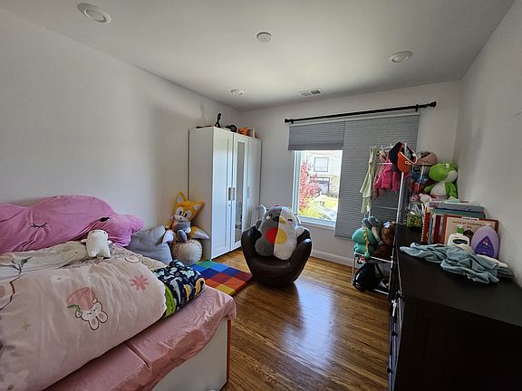 4th image of 367 Bright St