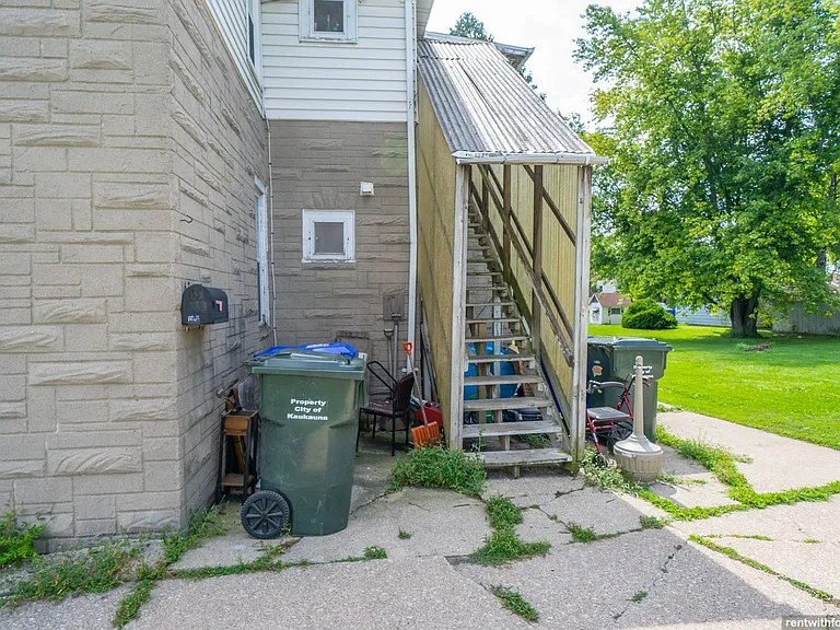 1111 Oviatt St — Photo 4