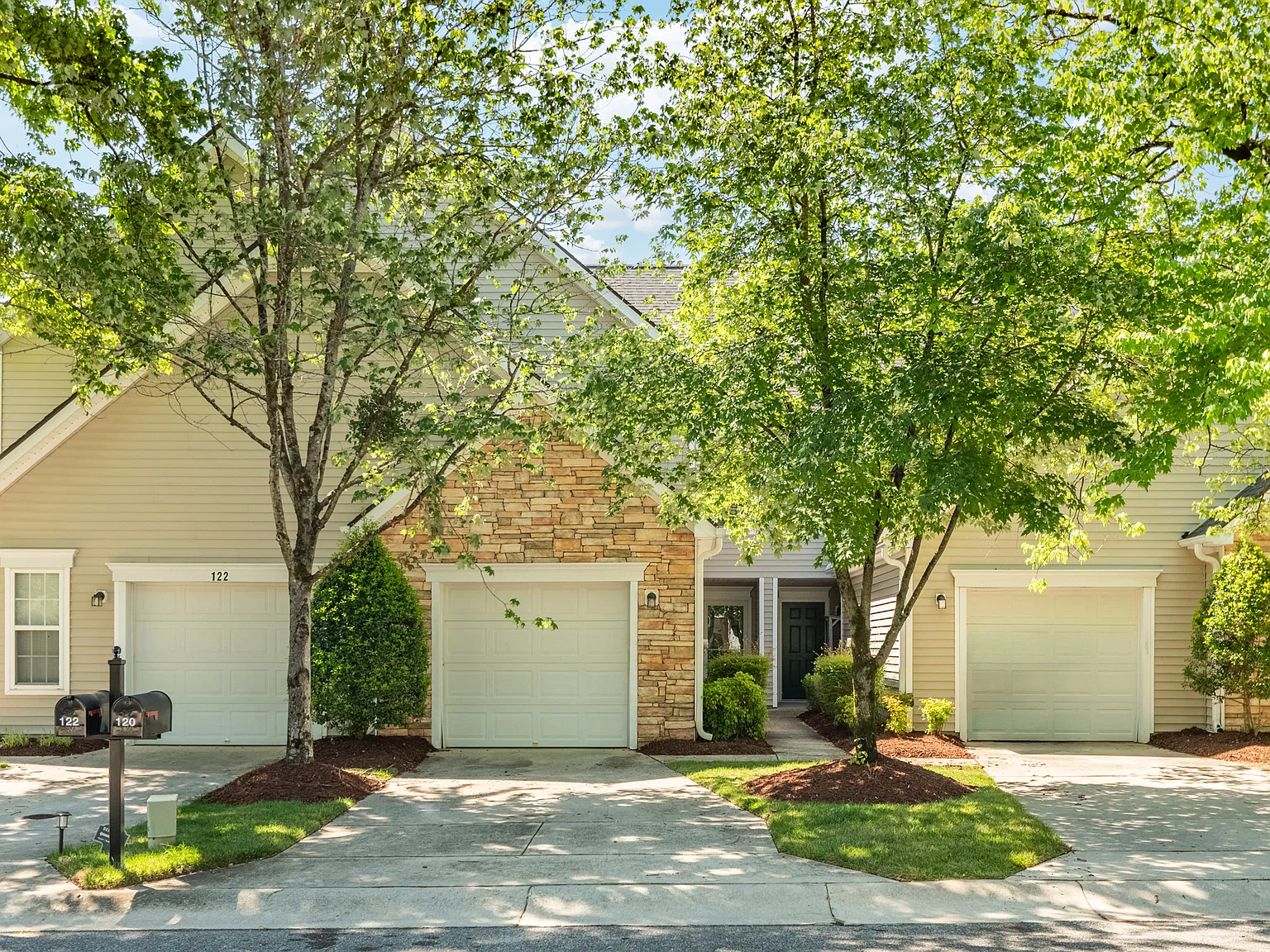 3 bed, 2.5 bath, 1630 sqft, $1,900 — Photo 2