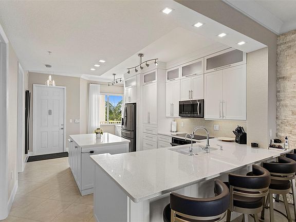 5th image of 3500 Oaks Clubhouse Drive #505